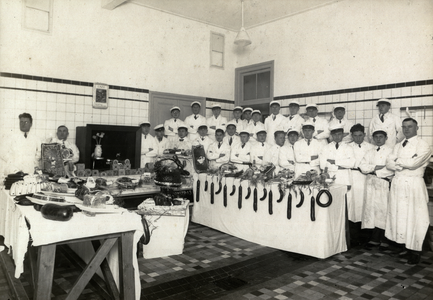 350763 Groepsportret van (leerling-)slagers van de Eerste Nederlandsche Slagersvakschool (Van Wijckstraat) te ...